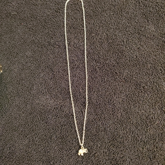 A DAINTY🐘 ELEPHANT 🐘NECKLACE 16" SILVER CHAIN - Picture 4 of 5